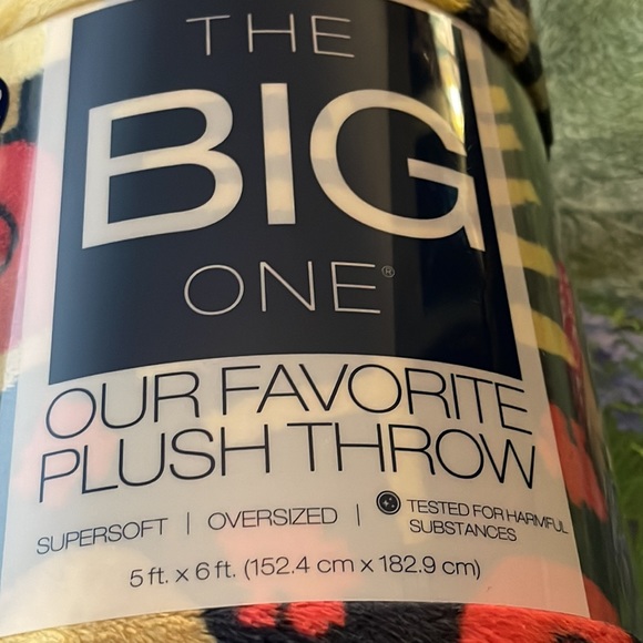 The Big One Oversized Supersoft Plush Throw
Color: Mushroom, Size: Throw, NWT - Picture 8 of 8